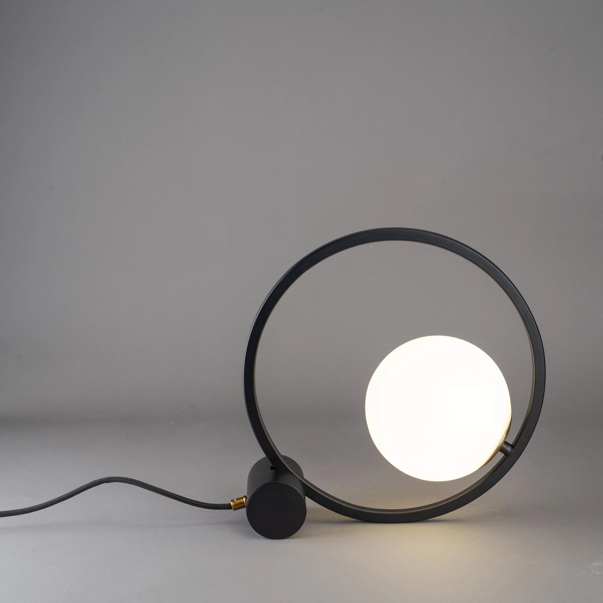 "Ring" desk lamp